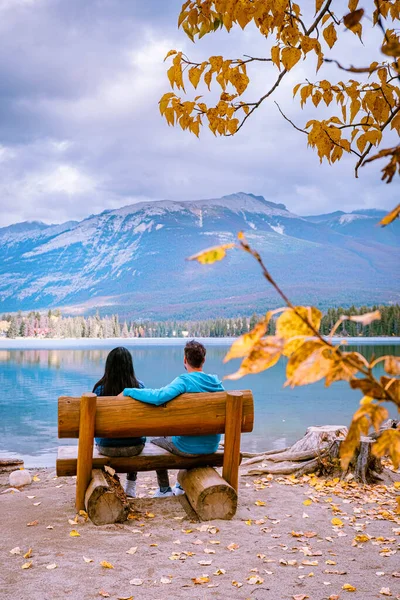 ジャスパーの町カナダ、湖畔のカップル、ジャスパーの湖での日の出、 Lac Beavert Alberta Canada Rockies Canada — ストック写真