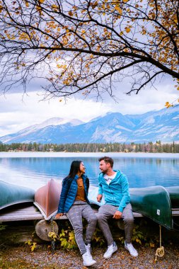 Jasper kasabası Kanada, göl kıyısında bir çift, Jasper Gölü 'nde gün doğumu, Beauvert Gölü Alberta Kanada Kayalıkları