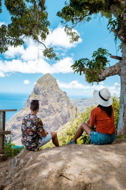 St. Lucia tropikal adasında tatil yapan çift, gün batımını izleyen erkek ve kadın Saint Lucia Karayipleri