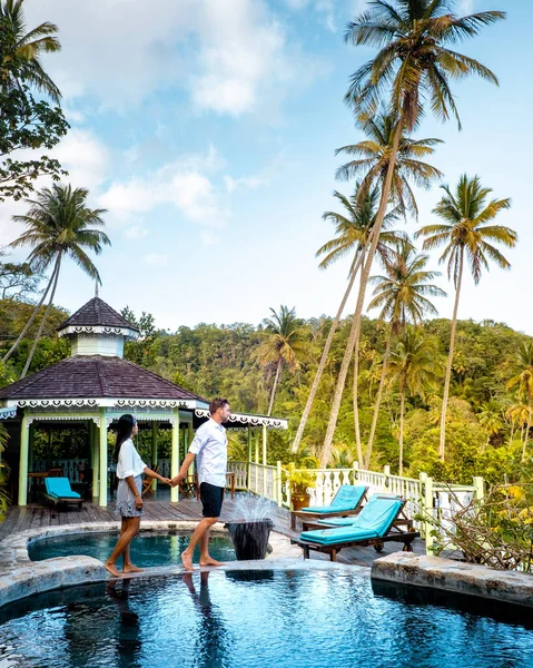 Santa Lucía caribe, pareja de vacaciones en la isla tropical de Santa Lucía, hombres y mujeres en viaje de aventura — Foto de Stock