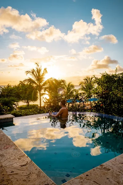 Isola di Santa Lucia Caraibi, giovane ragazzo che guarda il tramonto in piscina, uomini in piscina Santa Lucia — Foto Stock