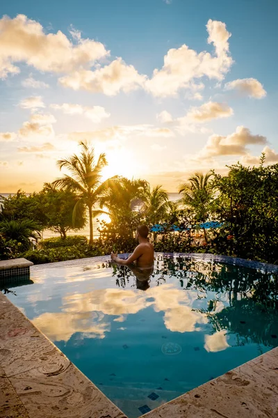 セントルシア島カリブ海,プールで夕日を見ている若い男,スイミングプールの男性｜Saint Lucia — ストック写真