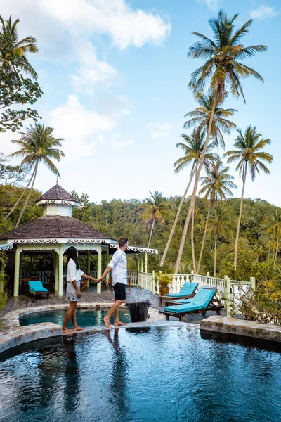 Santa Lucía caribe, pareja de vacaciones en la isla tropical de Santa Lucía, hombres y mujeres en viaje de aventura — Foto de Stock