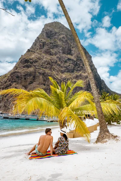 Santa Lucía, pareja caminando en la playa durante las vacaciones de verano en un día soleado en la playa de Sugar, hombres y mujeres de vacaciones en la isla tropical de Santa Lucía Caribe —  Fotos de Stock