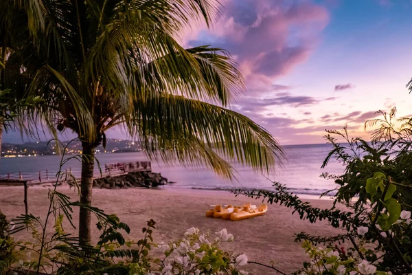 Santa Lucía Isla del Caribe, enormes montañas Piton en la playa de la isla tropical de Santa Lucía — Foto de Stock