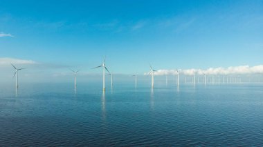 Hollanda Gölü kıyısındaki yel değirmeni sıraları yenilenebilir enerji yel değirmeni çiftliği Flevoland