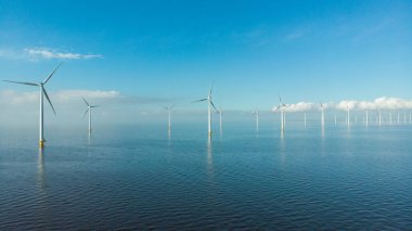 Hollanda Gölü kıyısındaki yel değirmeni sıraları yenilenebilir enerji yel değirmeni çiftliği Flevoland