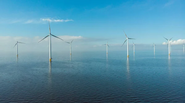 Fila de moinhos de vento no oceano junto ao lago Ijsselmeer Holanda, parque eólico de energia renovável Flevoland — Fotografia de Stock
