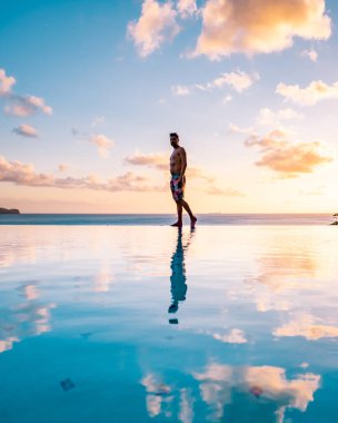 St. Lucia Karayip Denizi, tropikal ada Saint Lucia 'da tatilde olan genç adam, sahile yakın yüzen adamlar.