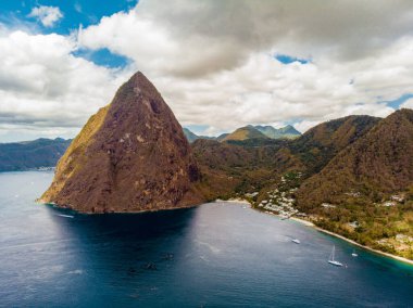 Saint Lucia Karayip Adası, Saint Lucia 'nın tropikal adasının sahilinde büyük Piton dağları.