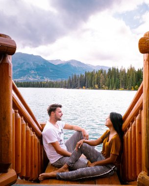 Jasper kasabası Kanada, göl kıyısında bir çift, Jasper Gölü 'nde gün doğumu, Beauvert Gölü Alberta Kanada Kayalıkları