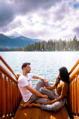 Jasper kasabası Kanada, göl kıyısında bir çift, Jasper Gölü 'nde gün doğumu, Beauvert Gölü Alberta Kanada Kayalıkları