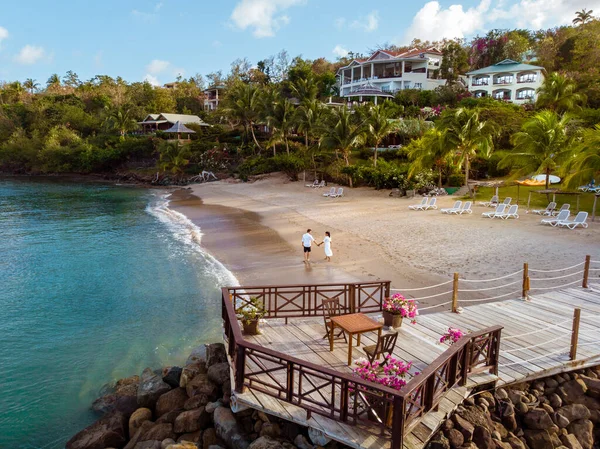 Saint Lucia caribbean, koppel op vakantie op het tropische eiland St Lucia, mannen en vrouwen op avontuurlijke reis — Stockfoto