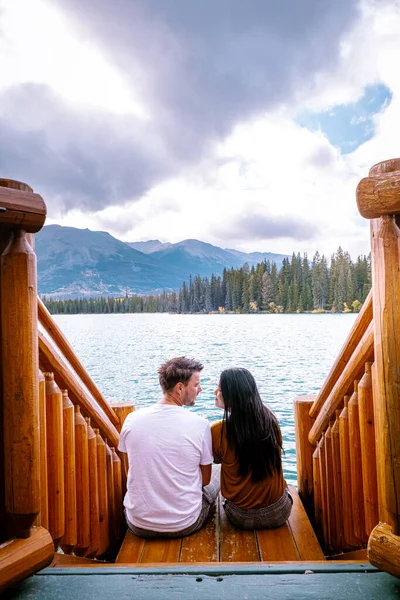 ジャスパーの町カナダ、湖畔のカップル、ジャスパーの湖での日の出、 Lac Beavert Alberta Canada Rockies Canada — ストック写真