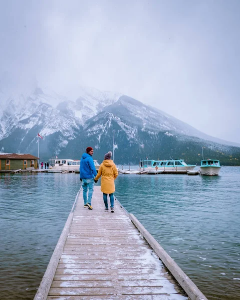 Parc national du Canada du Lac-Minnewanka Banff, couple marchant au bord du lac lors d'une tempête de neige en octobre dans les Rocheuses canadiennes Canada — Photo