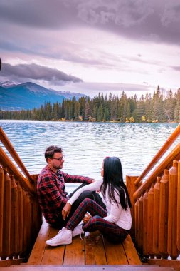 Jasper kasabası Kanada, göl kıyısında bir çift, Jasper Gölü 'nde gün doğumu, Beauvert Gölü Alberta Kanada Kayalıkları