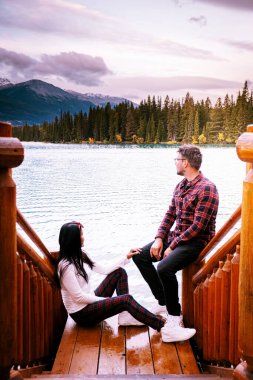 Jasper kasabası Kanada, göl kıyısında bir çift, Jasper Gölü 'nde gün doğumu, Beauvert Gölü Alberta Kanada Kayalıkları