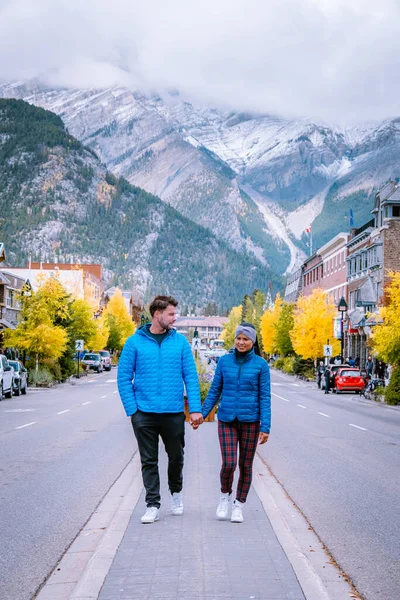 Banff village in Banff national park Canada Canadian rockies, couple on vacation in Canada — Stok fotoğraf