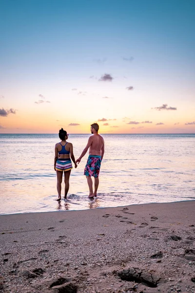 Пара в отпуске на тропическом острове Сент-Люсия, мужчины и женщины наблюдают закат Сент-Люсия Карибского моря — стоковое фото