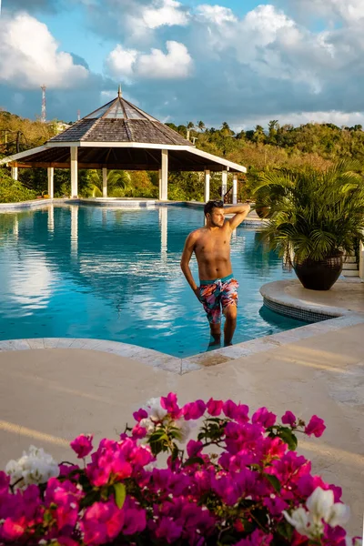 Santa Lúcia mar caribenho, jovem em férias na ilha tropical Santa Lúcia, homens em nado curto perto da praia — Fotografia de Stock