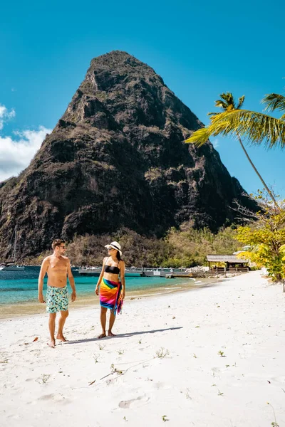 St. Lucia, Paar zu Fuß am Strand während der Sommerferien an einem sonnigen Tag am Zuckerstrand, Männer und Frauen im Urlaub auf der tropischen Insel St. Lucia Karibik — Stockfoto