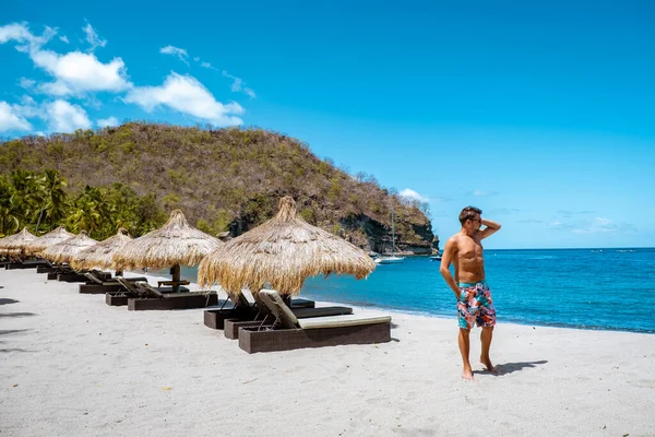 Karibik St. Lucia, junger Mann im Urlaub auf der tropischen Insel St. Lucia, Männer im Badeanzug in Strandnähe — Stockfoto