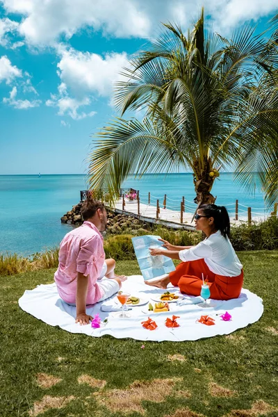 Santa Lucia caraibica, coppia in vacanza nell'isola tropicale di Santa Lucia, uomini e donne in viaggio d'avventura — Foto Stock