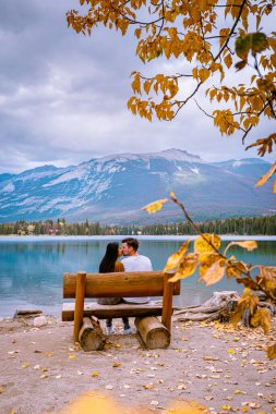 Jasper kasabası Kanada, göl kıyısında bir çift, Jasper Gölü 'nde gün doğumu, Beauvert Gölü Alberta Kanada Kayalıkları