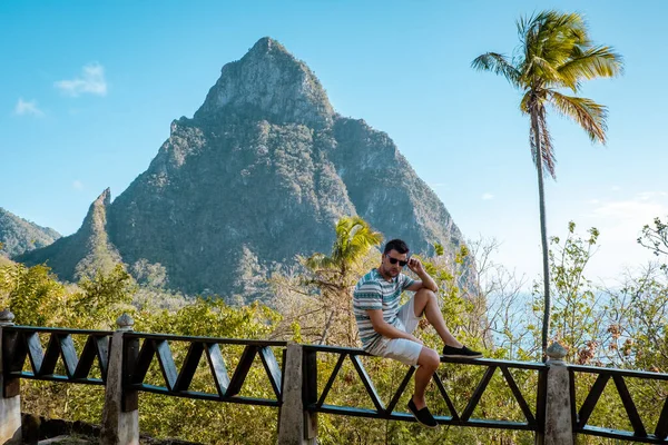 Mar Caribe de Santa Lucía, joven de vacaciones en la isla tropical Santa Lucía, hombres nadando cortos cerca de la playa —  Fotos de Stock