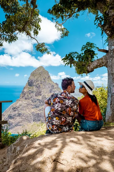 セントルシアのカリブ海、セントルシアの熱帯島での休暇中のカップル、男性と女性の冒険旅行 — ストック写真