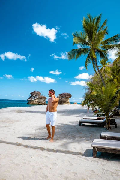 Karibik St. Lucia, junger Mann im Urlaub auf der tropischen Insel St. Lucia, Männer im Badeanzug in Strandnähe — Stockfoto