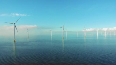 Hollanda Gölü kıyısındaki yel değirmeni sıraları yenilenebilir enerji yel değirmeni çiftliği Flevoland