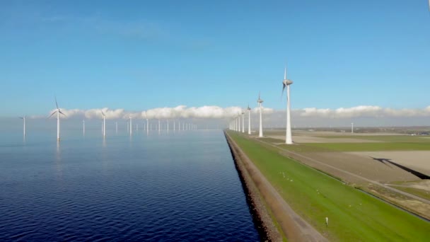 Molino de viento fila de molinos de viento en el océano por el lago Ijsselmeer Países Bajos, energía renovable molino de viento granja Flevoland — Vídeos de Stock