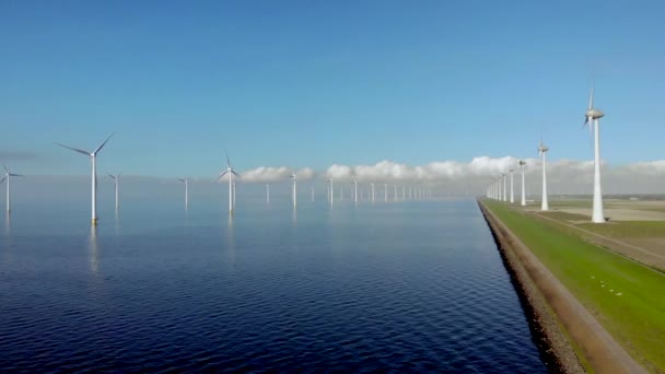 Windmühlenreihe im Meer am See Ijsselmeer Niederlande, Windmühlenpark Flevoland für erneuerbare Energien — Stockvideo