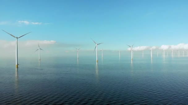 Windmühlenreihe im Meer am See Ijsselmeer Niederlande, Windmühlenpark Flevoland für erneuerbare Energien — Stockvideo
