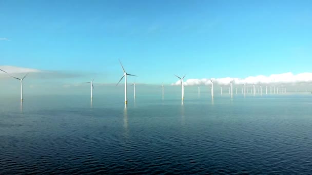 Větrný mlýn řada větrných mlýnů v oceánu u jezera Ijsselmeer Nizozemsko, obnovitelné energie větrný mlýn farma Flevoland — Stock video