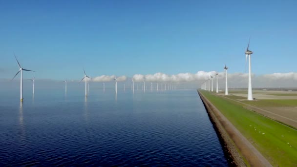 Větrný mlýn řada větrných mlýnů v oceánu u jezera Ijsselmeer Nizozemsko, obnovitelné energie větrný mlýn farma Flevoland — Stock video