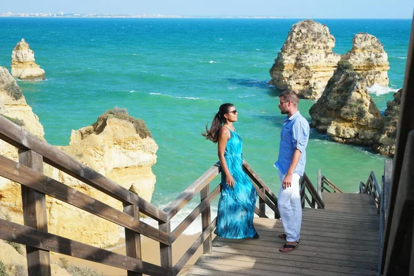 Feliz pareja joven durante sus vacaciones en la costa del Algarve Portugal visitando la playa de Praia do Camilo cerca de Lagos — Foto de Stock