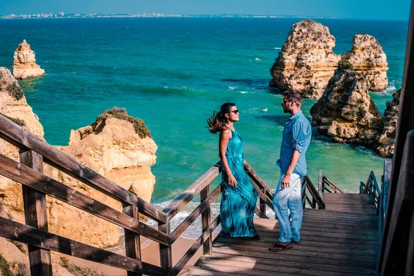Feliz pareja joven durante sus vacaciones en la costa del Algarve Portugal visitando la playa de Praia do Camilo cerca de Lagos — Foto de Stock