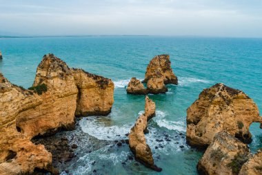 Lagos yakınlarındaki Sunrise Algarve sahilleri, Algarve 'deki Ponta da piedade kayalıkları.