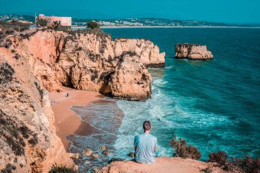 Algarve Portekiz 'de tatilde olan gençler, Portekiz' in Algarve sahilinde tatil yapıyorlar. 
