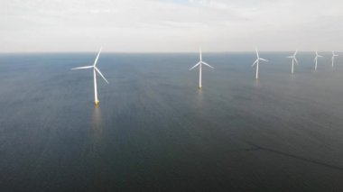 Hava manzaralı rüzgar türbini, rüzgar parkının batı kanadındaki drone manzarası IJsselmeer gölündeki yel değirmeni çiftliği Hollanda 'nın en büyüğü, sürdürülebilir kalkınma, yenilenebilir enerji