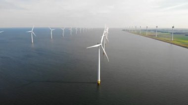Hava manzaralı rüzgar türbini, rüzgar parkının batı kanadındaki drone manzarası IJsselmeer gölündeki yel değirmeni çiftliği Hollanda 'nın en büyüğü, sürdürülebilir kalkınma, yenilenebilir enerji