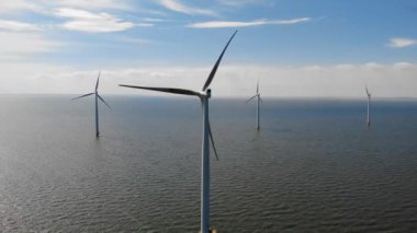 Hava manzaralı rüzgar türbini, rüzgar parkının batı kanadındaki drone manzarası IJsselmeer gölündeki yel değirmeni çiftliği Hollanda 'nın en büyüğü, sürdürülebilir kalkınma, yenilenebilir enerji