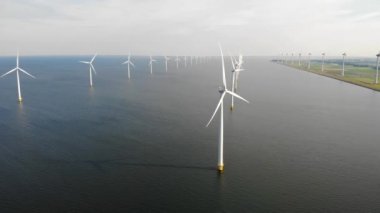 Hava manzaralı rüzgar türbini, rüzgar parkının batı kanadındaki drone manzarası IJsselmeer gölündeki yel değirmeni çiftliği Hollanda 'nın en büyüğü, sürdürülebilir kalkınma, yenilenebilir enerji