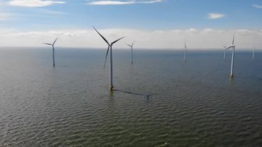 Hava manzaralı rüzgar türbini, rüzgar parkının batı kanadındaki drone manzarası IJsselmeer gölündeki yel değirmeni çiftliği Hollanda 'nın en büyüğü, sürdürülebilir kalkınma, yenilenebilir enerji