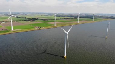Hava manzaralı rüzgar türbini, rüzgar parkının batı kanadındaki drone manzarası IJsselmeer gölündeki yel değirmeni çiftliği Hollanda 'nın en büyüğü, sürdürülebilir kalkınma, yenilenebilir enerji