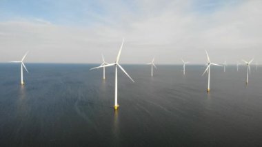 Hava manzaralı rüzgar türbini, rüzgar parkının batı kanadındaki drone manzarası IJsselmeer gölündeki yel değirmeni çiftliği Hollanda 'nın en büyüğü, sürdürülebilir kalkınma, yenilenebilir enerji