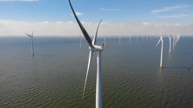 Hava manzaralı rüzgar türbini, rüzgar parkının batı kanadındaki drone manzarası IJsselmeer gölündeki yel değirmeni çiftliği Hollanda 'nın en büyüğü, sürdürülebilir kalkınma, yenilenebilir enerji