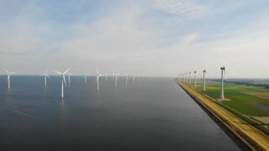 Hava manzaralı rüzgar türbini, rüzgar parkının batı kanadındaki drone manzarası IJsselmeer gölündeki yel değirmeni çiftliği Hollanda 'nın en büyüğü, sürdürülebilir kalkınma, yenilenebilir enerji